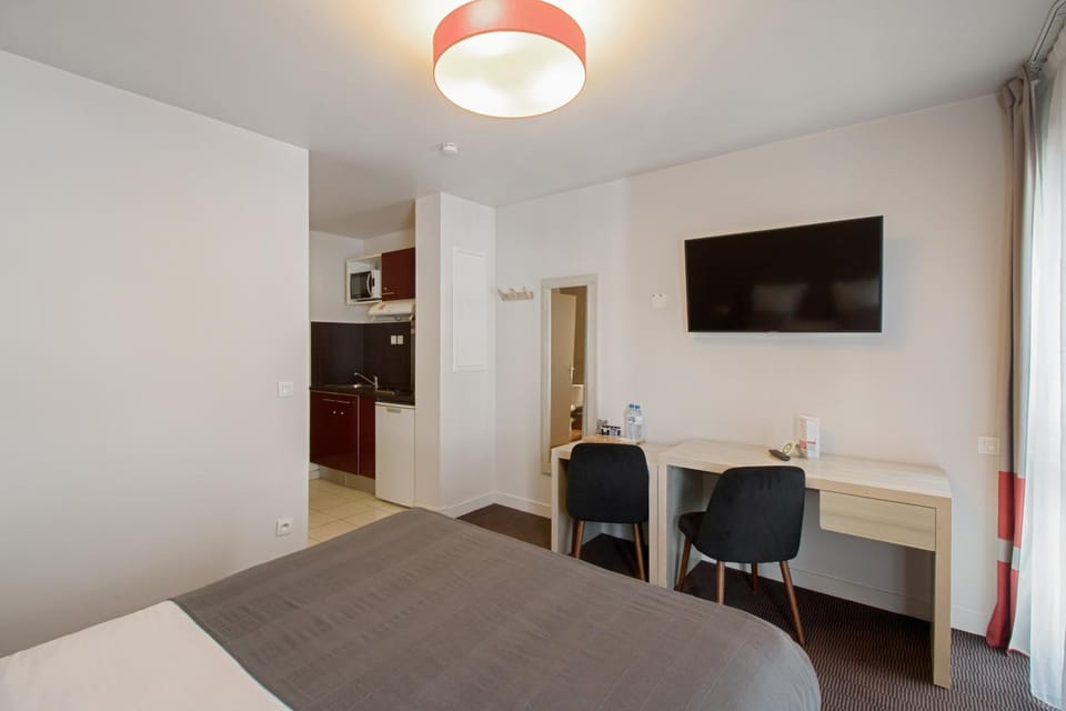 Photo of the whole room, Seating area, Bedroom