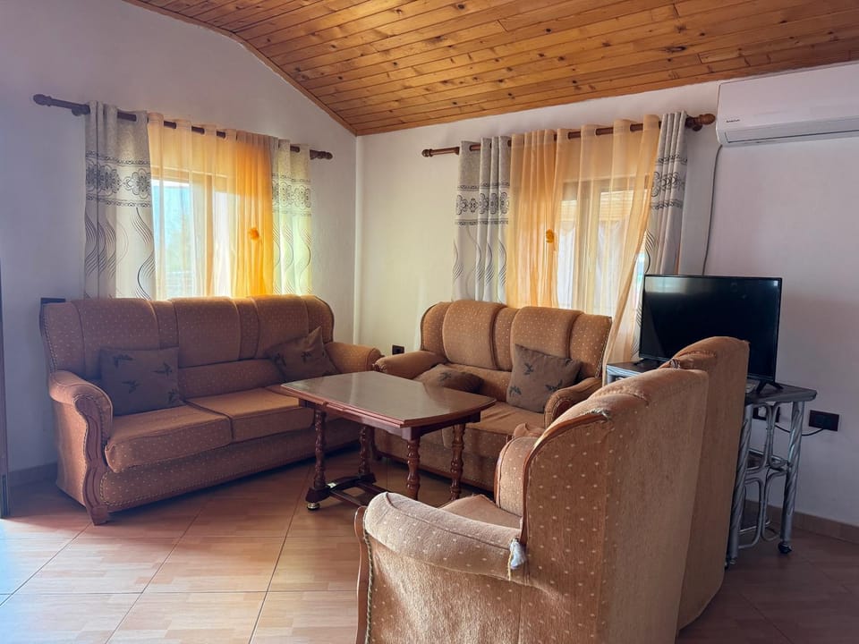 TV and multimedia, Coffee/tea facilities, Living room, City view, Mountain view, Sea view, locker, air conditioner