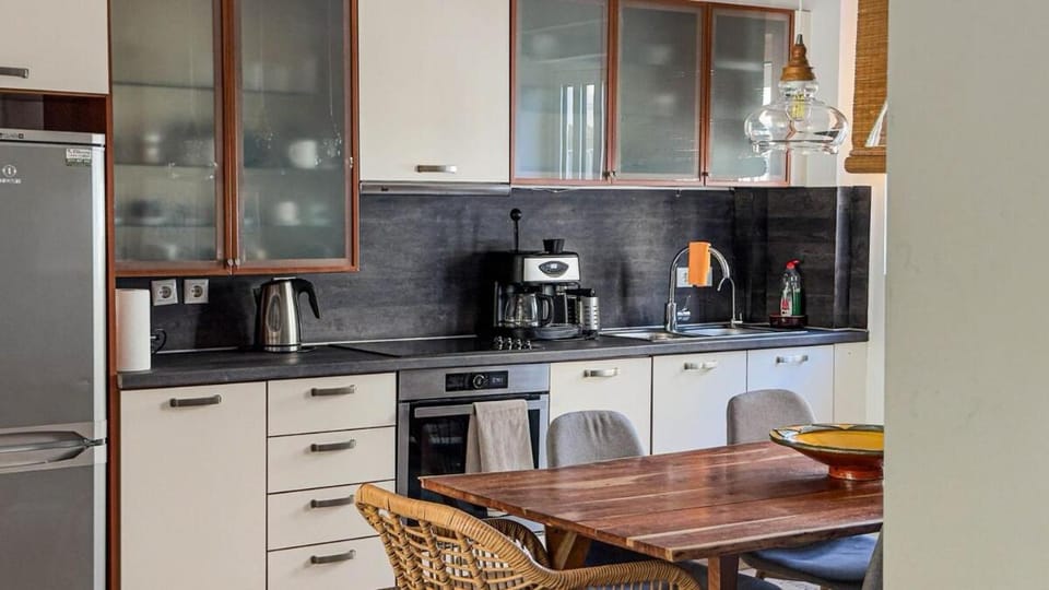 Coffee/tea facilities, Kitchen or kitchenette, oven, stove