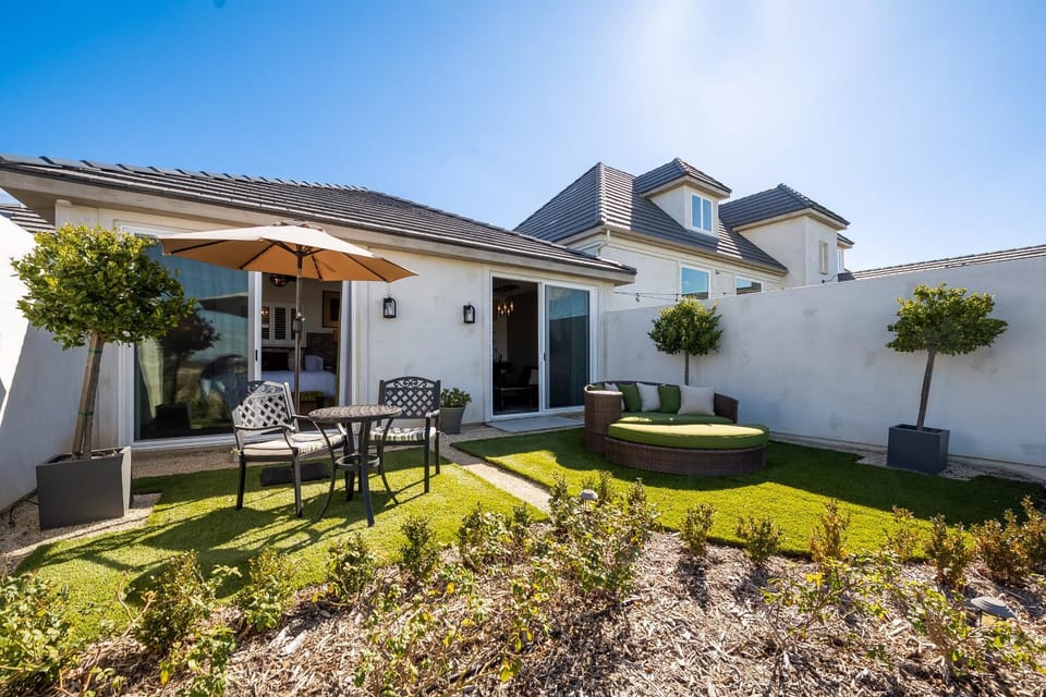 Property building, Patio, Day, Garden, Garden view