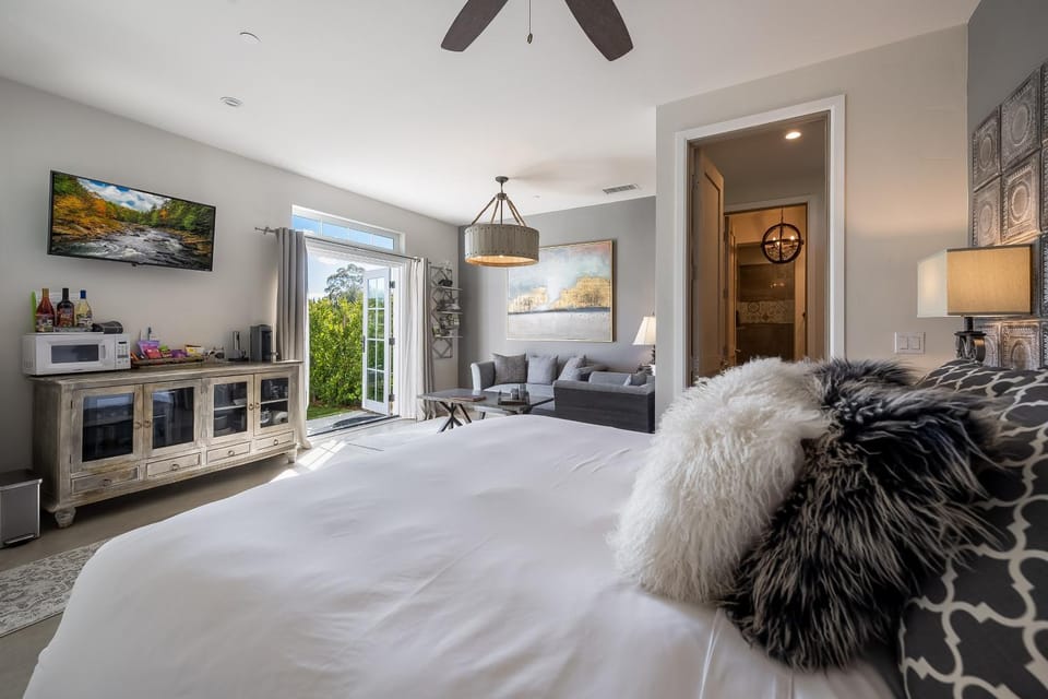 Bed, TV and multimedia, Photo of the whole room, Bedroom