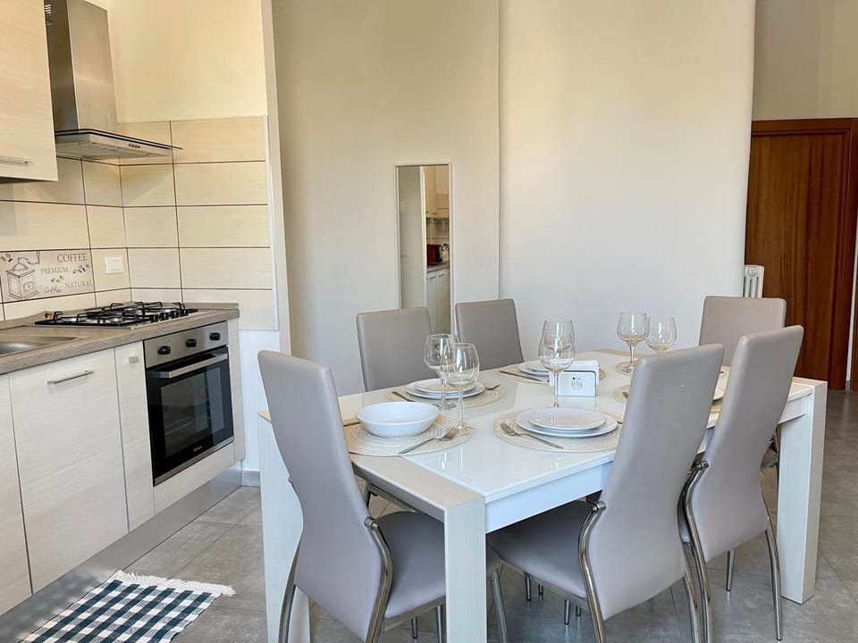 Coffee/tea facilities, Kitchen or kitchenette, Dining area, microwave, oven, stove, kitchen