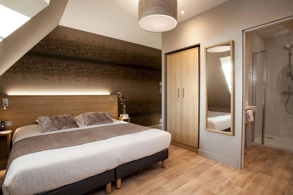 Shower, Property building, Coffee/tea facilities, Photo of the whole room, Bedroom