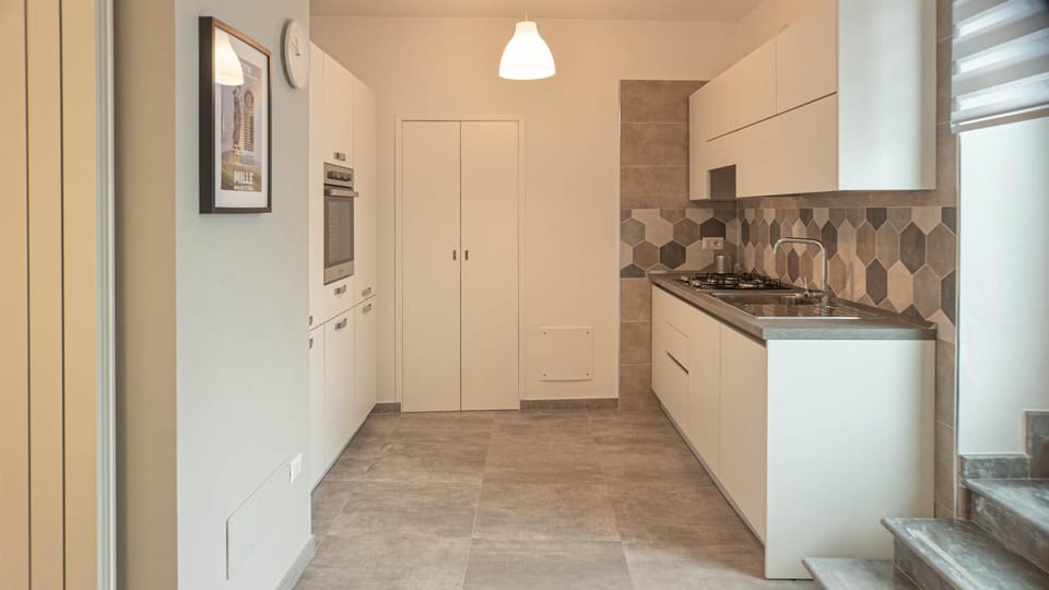 Photo of the whole room, pet friendly, stove, kitchen