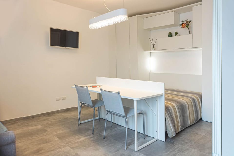 Bed, TV and multimedia, Dining area