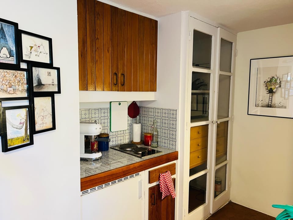 Communal kitchen, Internal: Not applicable to any particular room