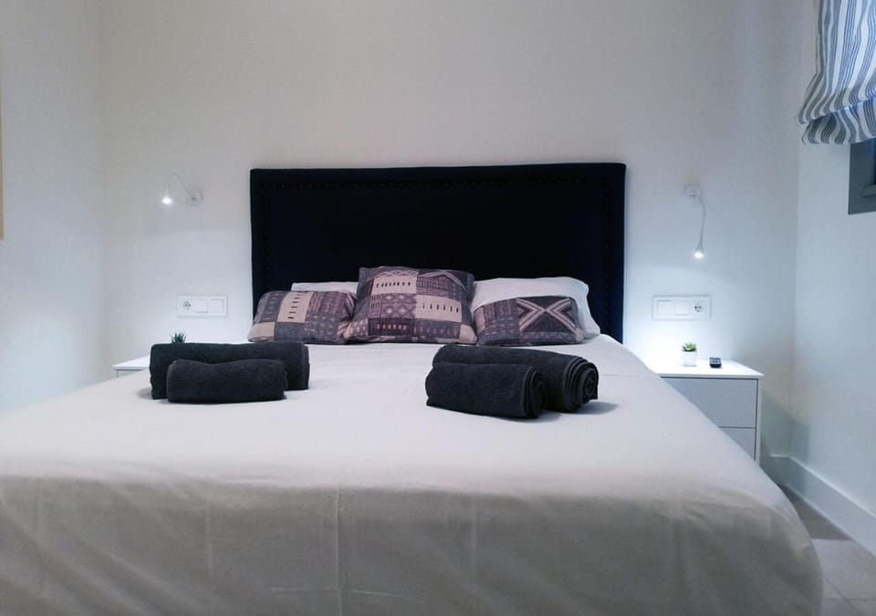 Bed, Decorative detail, Bedroom, internet, towels, wardrobe