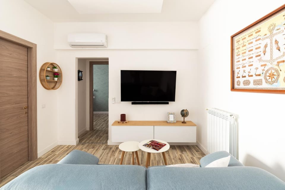 TV and multimedia, Living room, Seating area, air conditioner