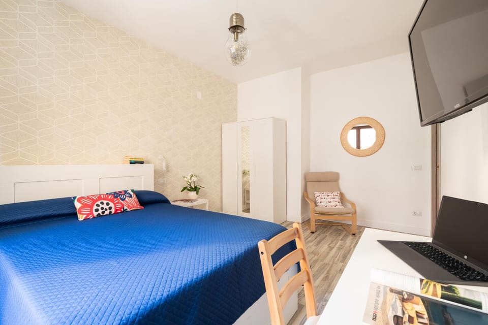 Bed, TV and multimedia, Photo of the whole room, Bedroom