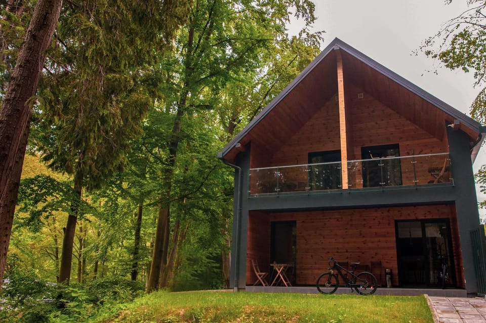 Property building, Patio, Day, Natural landscape, Activities, Summer, Garden, Balcony/Terrace, Garden view, Lake view