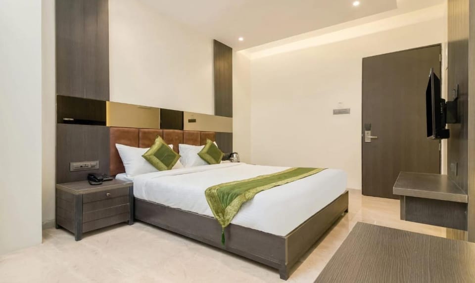 Shower, Toilet, Staff, Bed, People, Bathroom, TV and multimedia, Coffee/tea facilities, Other, Animals, Guests, Meals, Breakfast, Lunch, Dinner, Drinks, children, young children, older children, group of guests, Family, fireplace, room service, towels, laundry, acessibility, air conditioner