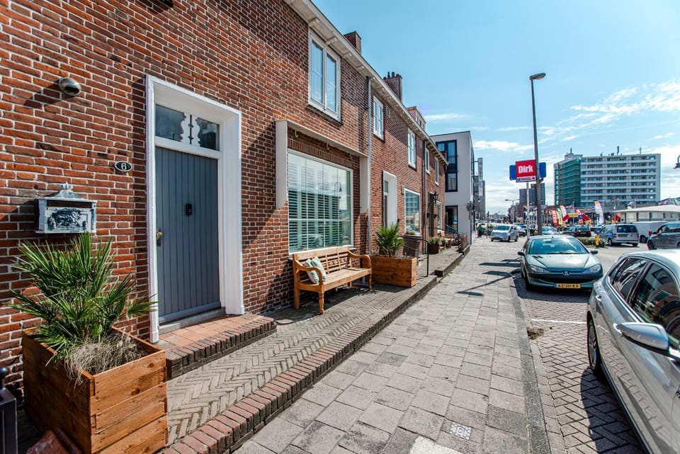 Facade/entrance, Neighbourhood