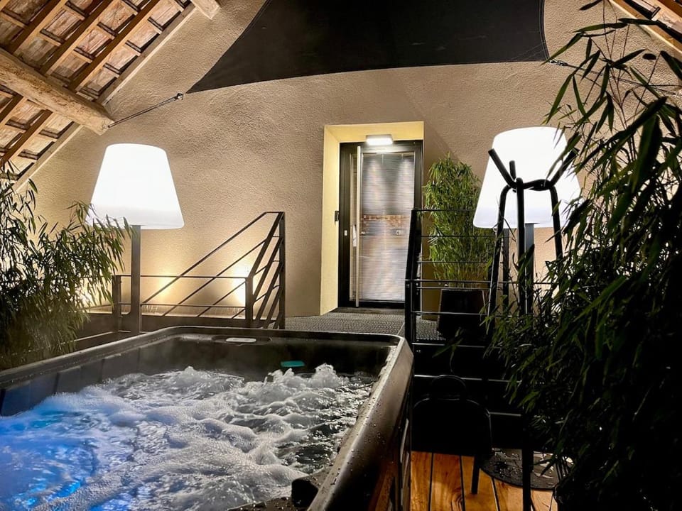 Hot Tub, Hot Tub