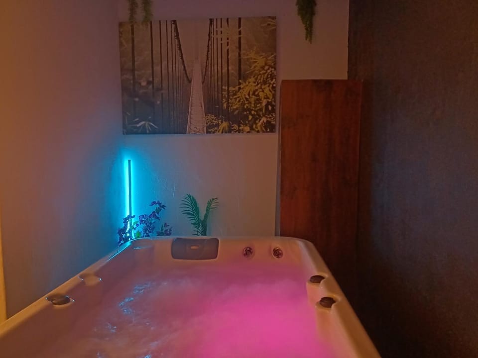 Hot Tub, Spa and wellness centre/facilities