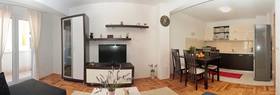 Kitchen or kitchenette, Living room