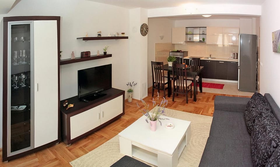 Communal lounge/ TV room, TV and multimedia, Living room