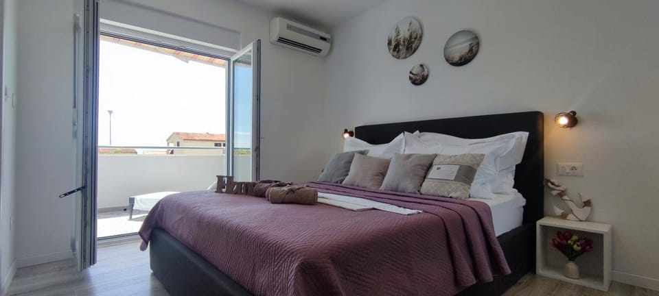 Property building, Bed, Balcony/Terrace, Decorative detail