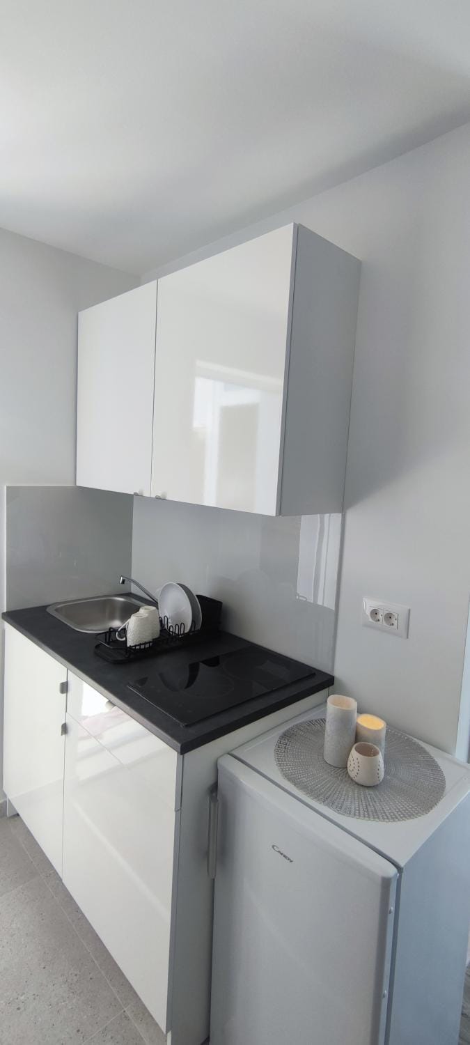 Property building, Kitchen or kitchenette, Decorative detail, stove