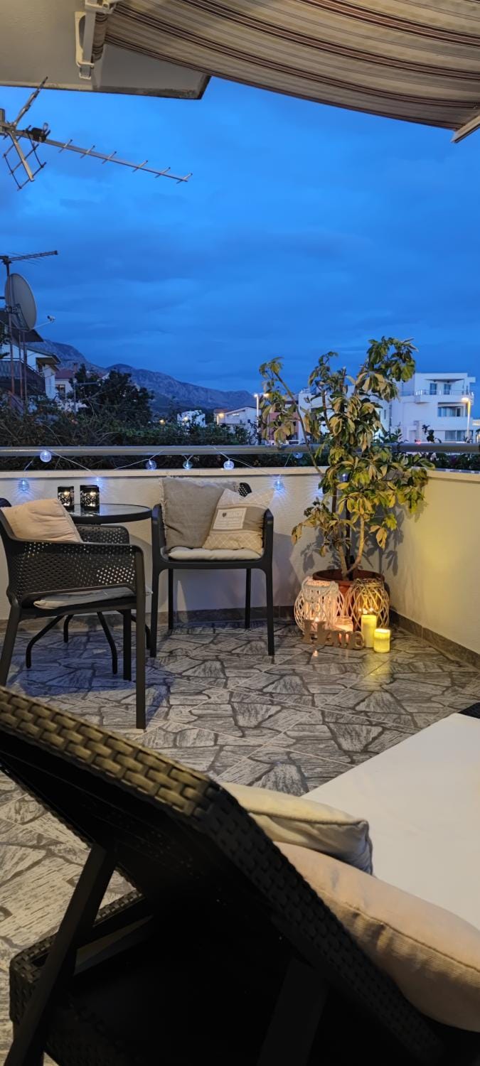 Property building, View (from property/room), Balcony/Terrace, Decorative detail, Seasons