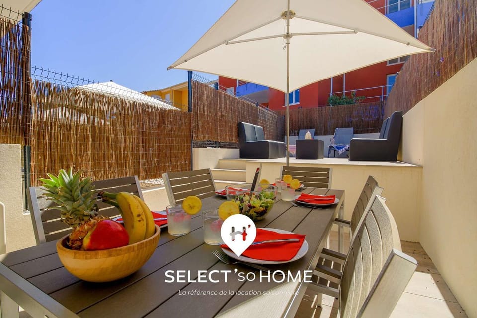 Property building, Patio, Day, View (from property/room), Balcony/Terrace, Dining area