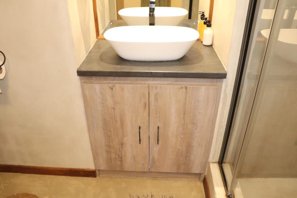 du Repos (Lovely & Relaxing 2-Bedroom Unit with Patio) Apartment in South Africa