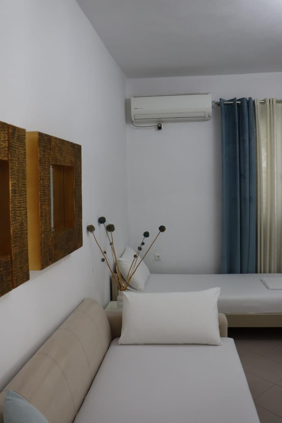 Bed, Living room, air conditioner