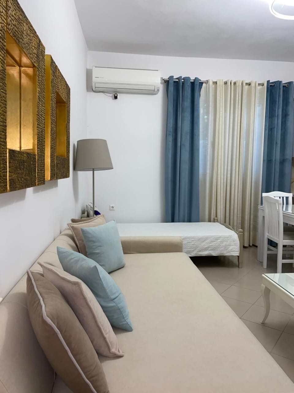 Bed, TV and multimedia, Living room, Photo of the whole room, Seating area
