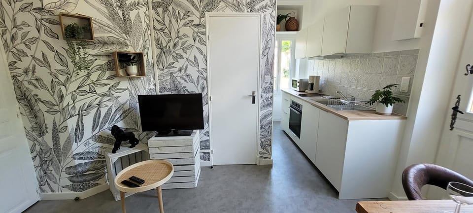 TV and multimedia, Coffee/tea facilities, Living room, minibar, pet friendly, stove, kitchen