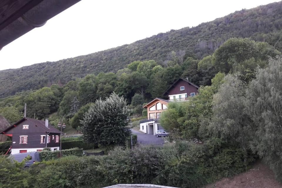 LE PRATIK, commerces et lac à pied Apartment in Sévrier