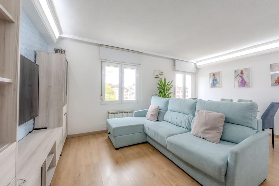 Communal lounge/ TV room, TV and multimedia, Living room, Seating area, Evening entertainment