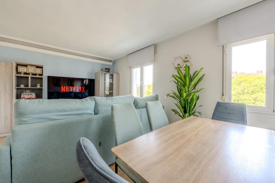 TV and multimedia, Living room, Seating area, Dining area