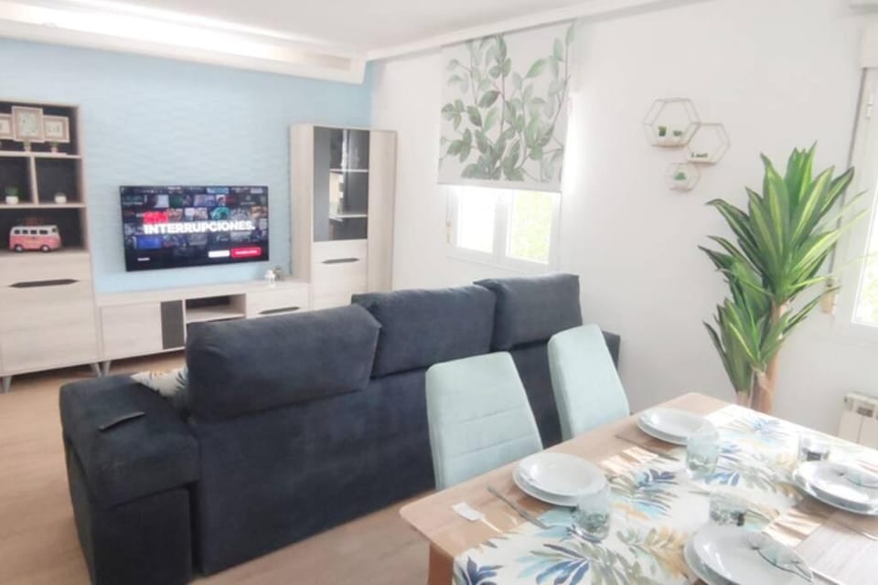 Communal lounge/ TV room, TV and multimedia, Kitchen or kitchenette, Living room, Food and drinks, Seating area, Dining area, Evening entertainment, Food, minibar