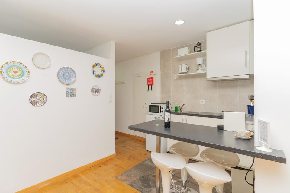 Kitchen or kitchenette, minibar, stove