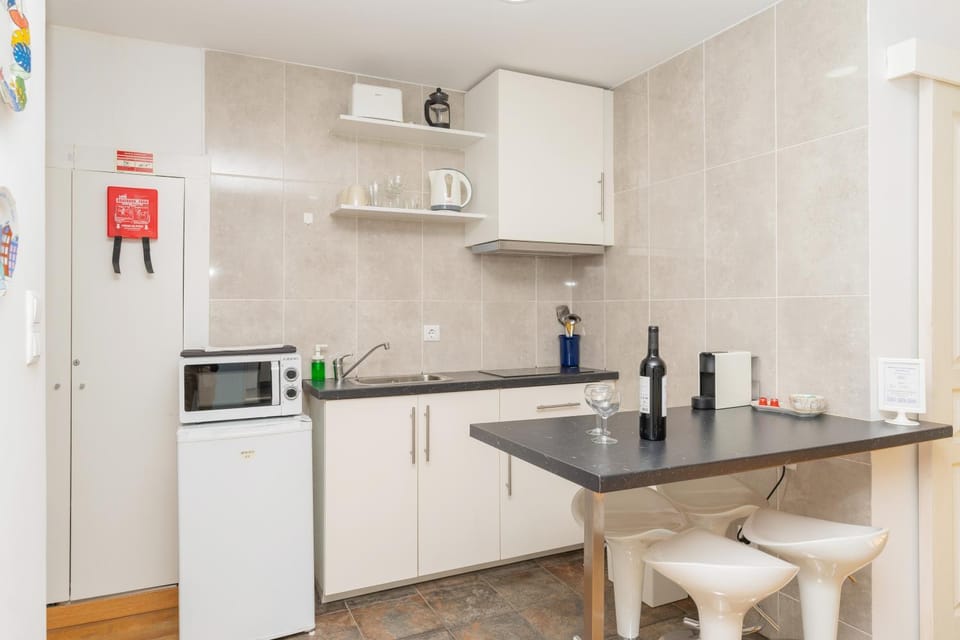 Kitchen or kitchenette, Dining area, minibar, stove