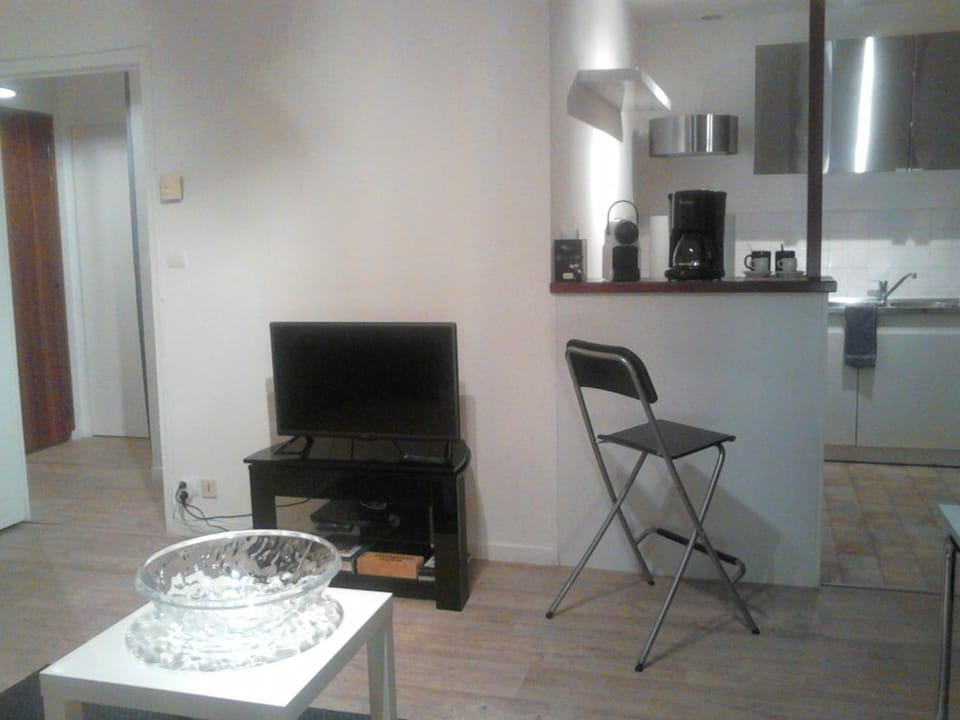 TV and multimedia, Coffee/tea facilities, Kitchen or kitchenette, Living room, Dining area, Area and facilities