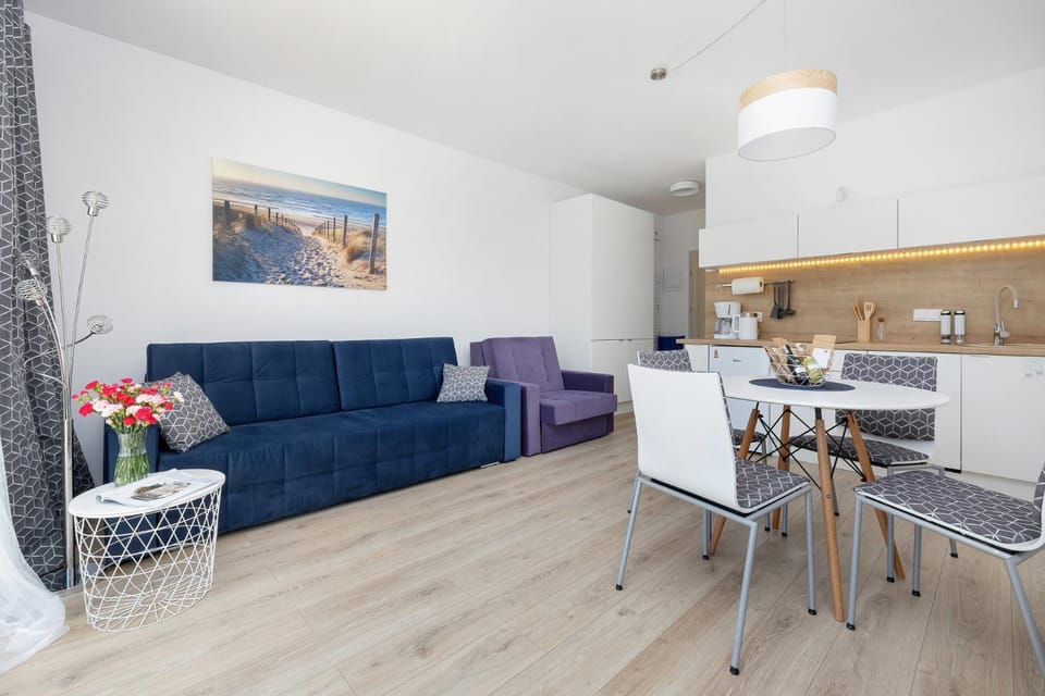 Kitchen or kitchenette, Living room, Seating area, Dining area