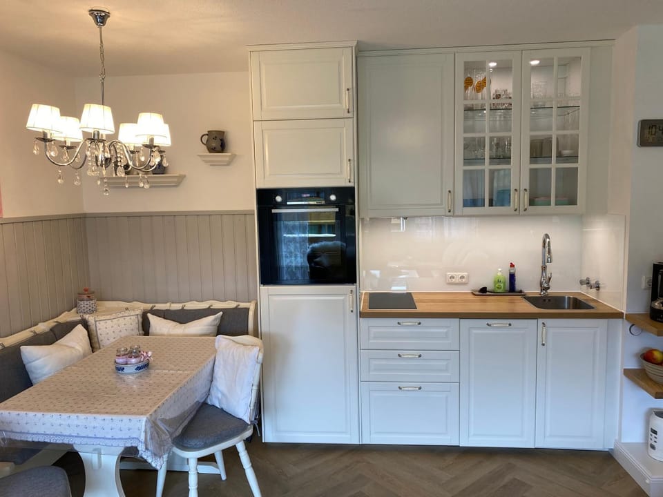 Kitchen or kitchenette, Dining area