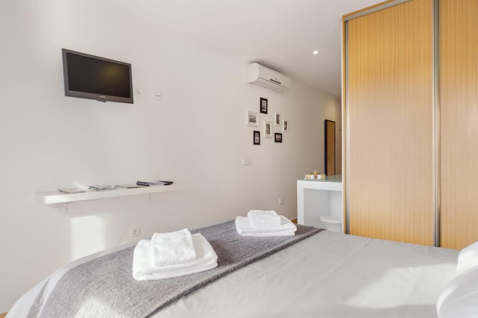Bed, TV and multimedia, Bedroom