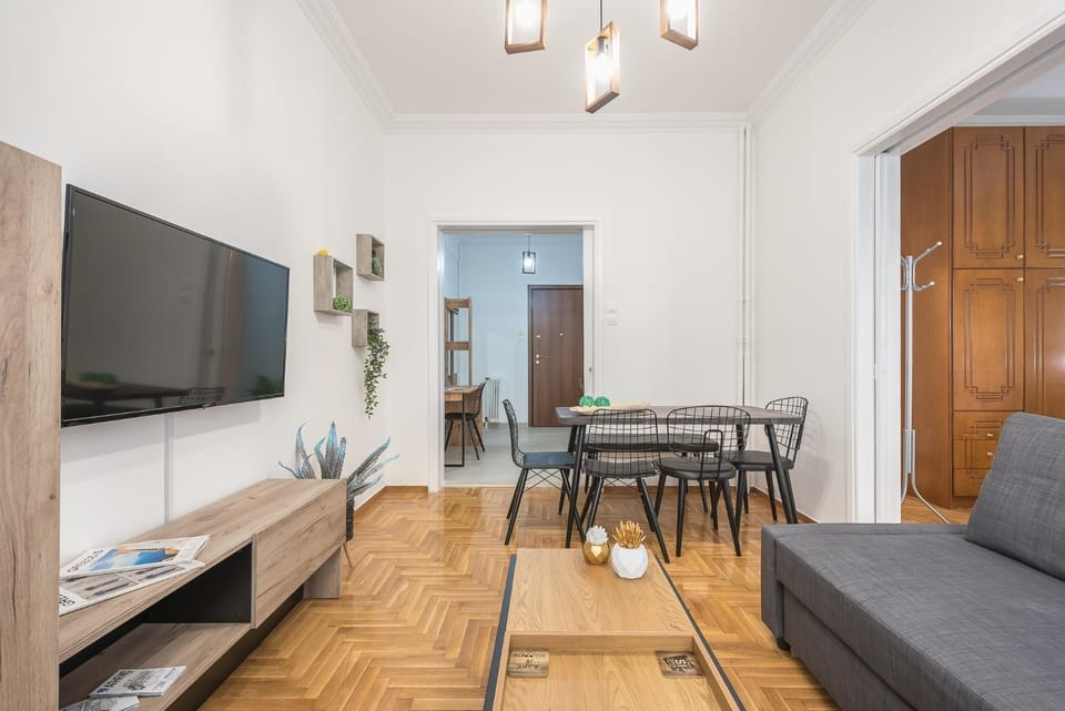 TV and multimedia, Living room, Seating area, Dining area