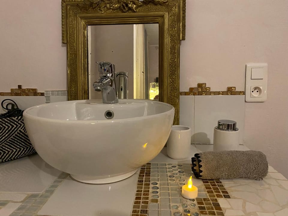 Chambre de la galerie du port "Douce France" Bed and Breakfast in Occitanie