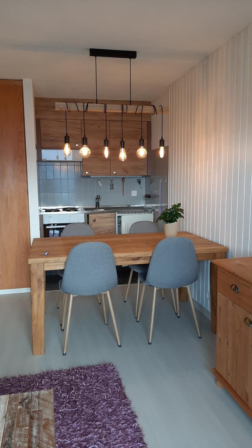 Kitchen or kitchenette, Dining area