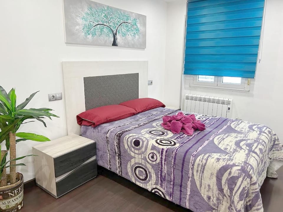 Bed, Photo of the whole room, Bedroom, internet, towels