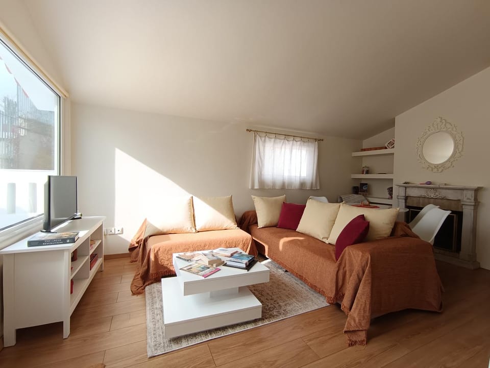 Communal lounge/ TV room, TV and multimedia, Living room, Seating area, Evening entertainment