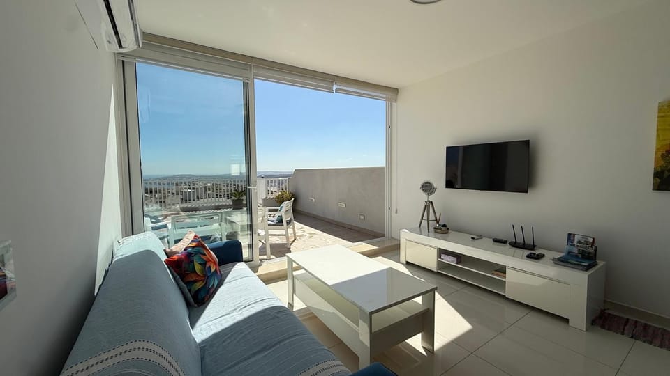 Day, TV and multimedia, View (from property/room), Balcony/Terrace, Living room, Seating area
