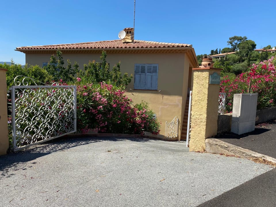 Agréable appartement vue mer Apartment in Roquebrune-sur-Argens