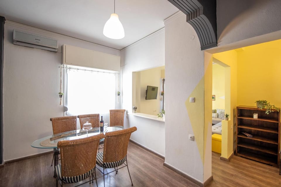TV and multimedia, Kitchen or kitchenette, Living room, Lounge or bar, Seating area, Floor plan, Dining area, air conditioner