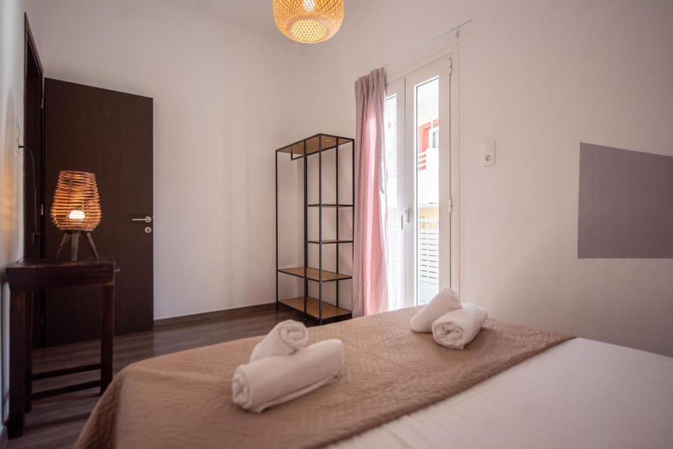 Bed, Photo of the whole room, Decorative detail, Bedroom, towels, wardrobe
