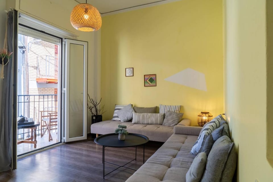 View (from property/room), Living room, Decorative detail, Seating area, Floor plan