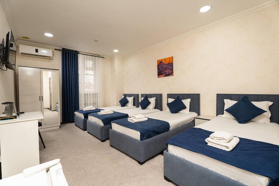 Bed, TV and multimedia, Kitchen or kitchenette, Living room, Photo of the whole room, Seating area, Bedroom, towels, air conditioner