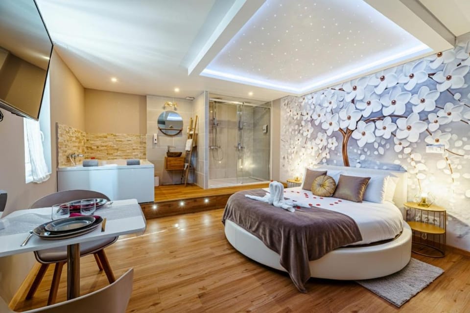 Studio Love room Spa Baignoire double La Ciotat Centre port Apartment in La Ciotat